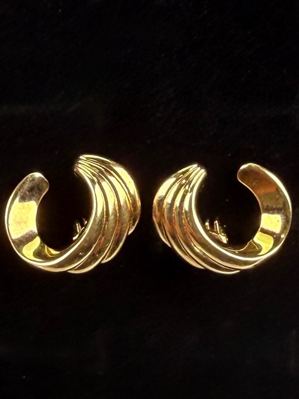 Vintage Monet goldtone clip on earrings